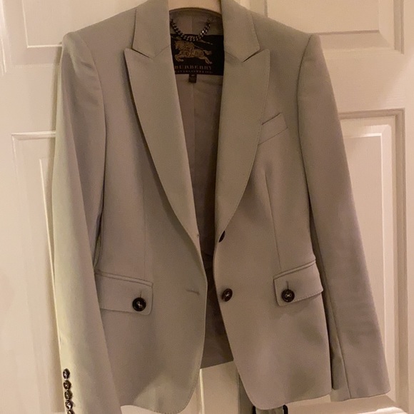 Falls squarely between grey and taupe - Picture 5 of 8